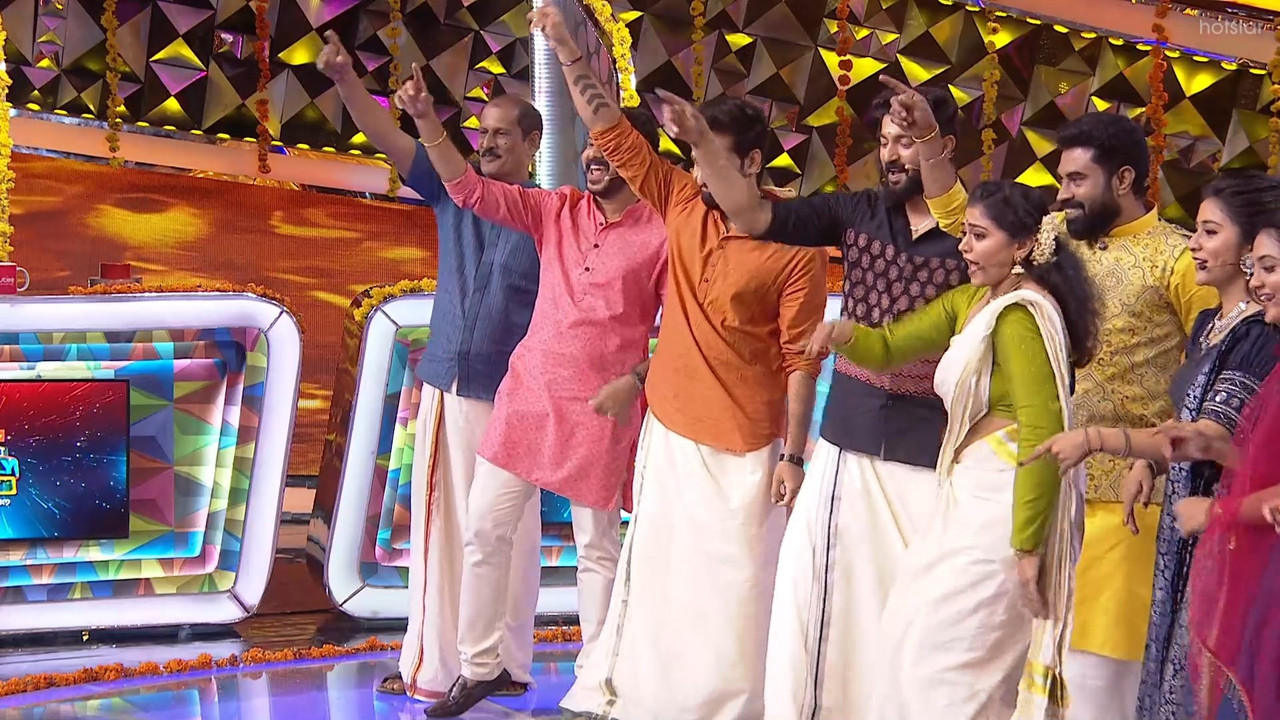 Nandana varma sexy in saree navel show-uploaded.mp4_snapshot_00.54.531