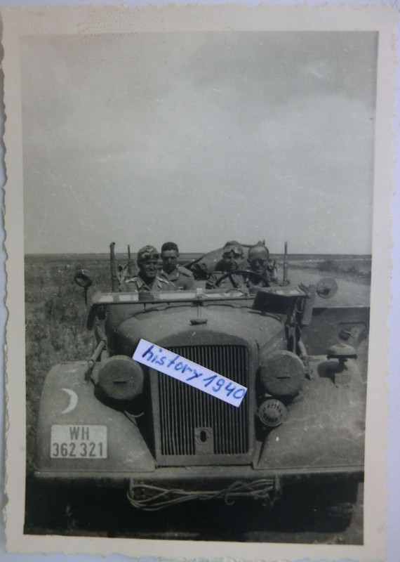 Foto mit WH - Kübelfahrzeug mit Halbmond - Sichel als Staffelwappen.