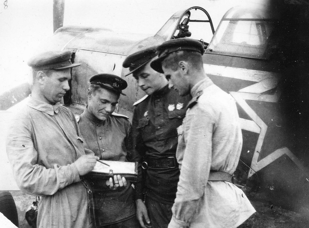Lavochkin-La-5FN-31IAP-with-soviet-ace-NM-Skomorohov-1943-02