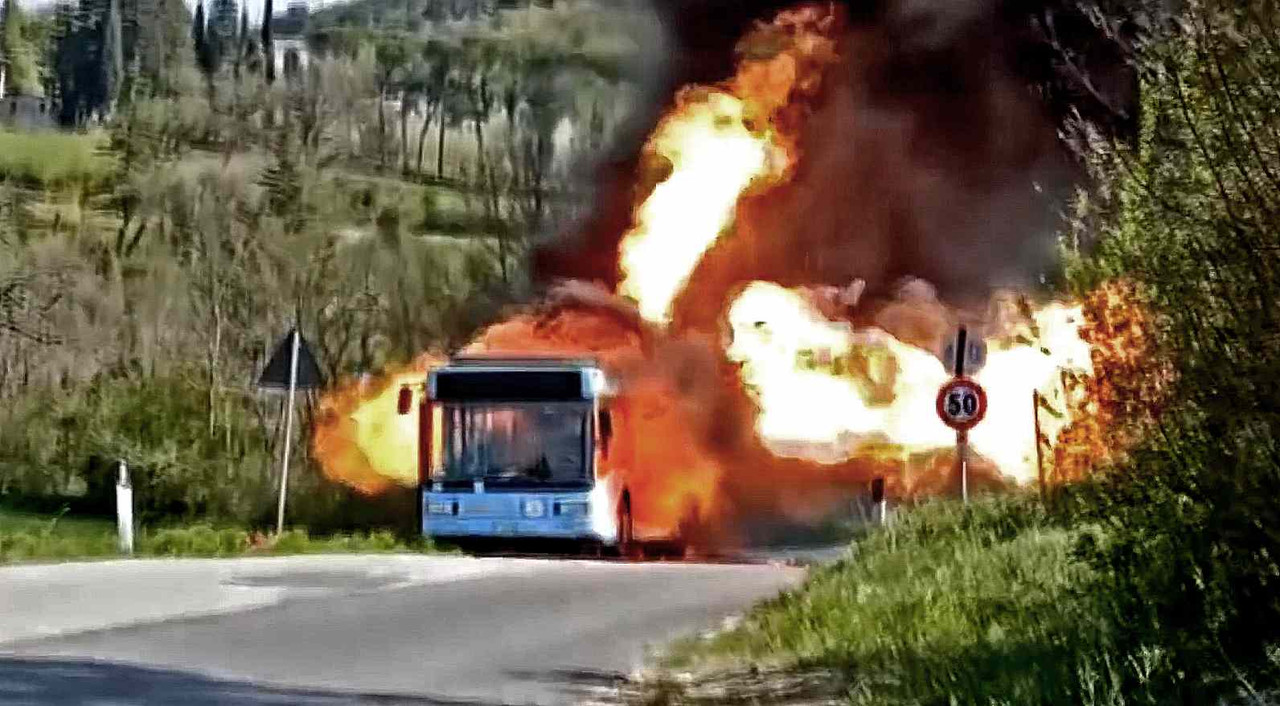 resized-bus-elettro-metano-perugia-fiamme