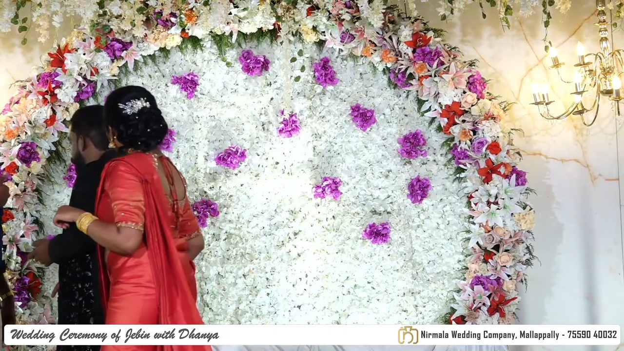 [Image: malayaali-bride-big-navel-slips-in-saree...26-006.jpg]