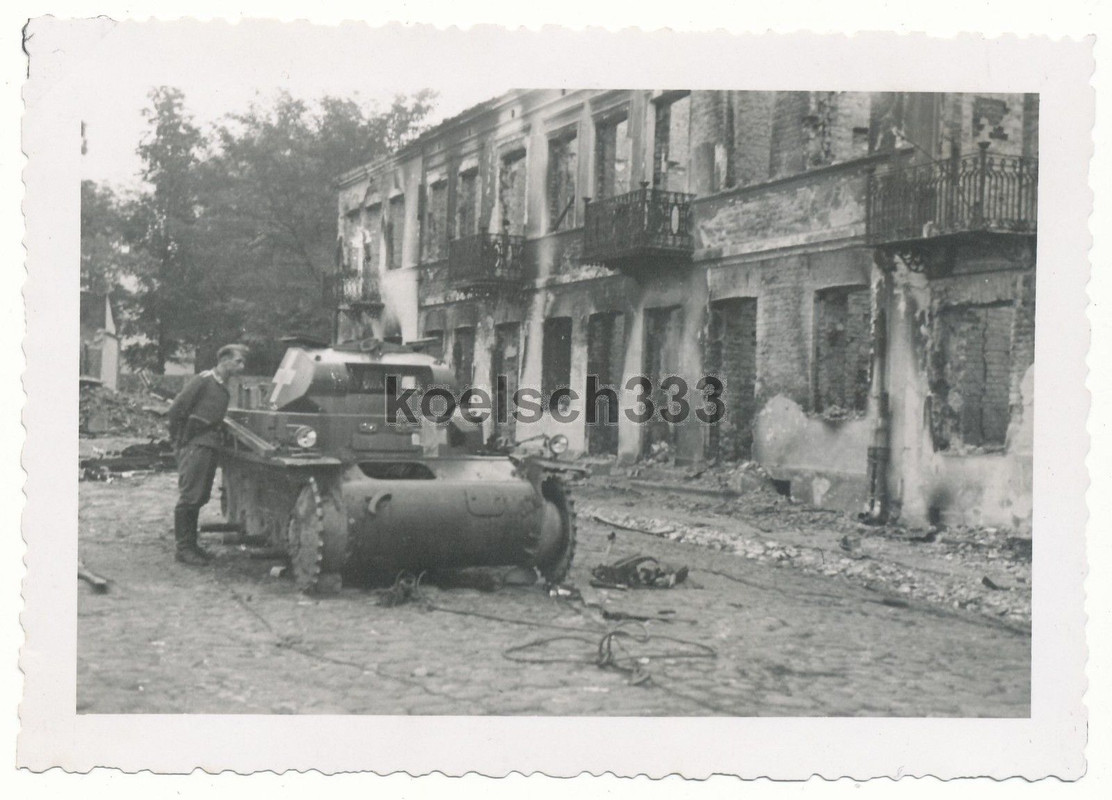 Foto Polen 1939 Panzer Kampfwagen II Wrack Häuser Ruinen Wehrmacht Polenfeldzug