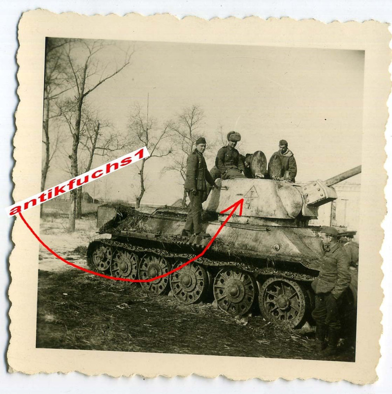 WH-Soldaten mit weißem Beute-Panzer aus Rußland