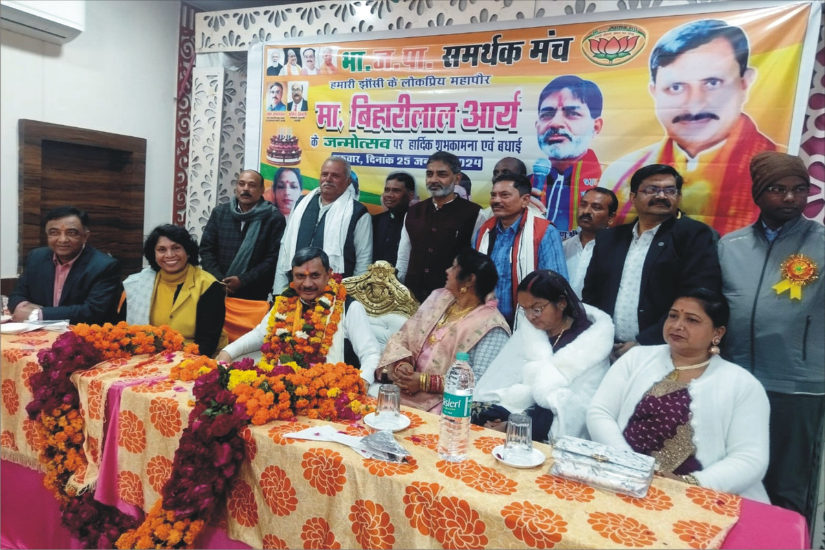 झांसी के लोकप्रिय महापौर बिहारी लाल आर्य का जन्मोत्सव धूमधाम से मनाया गया