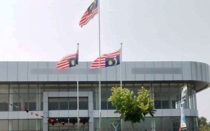 Premis mohon maaf pasang bendera terbalik