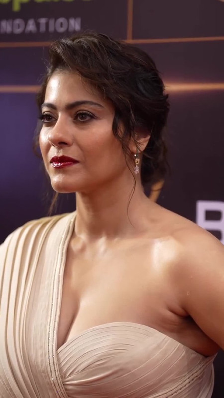 KAJOL DEVGAN CLEAVAGE SHOW