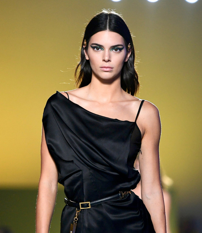 Kendall Jenner Legs in Pantyhose – Versace Fashion Show in Milan | LEGS ...