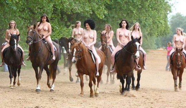 http://lenaweb.voila.net/LadyGodiva/Lady_Godiva_2008_04.jpg