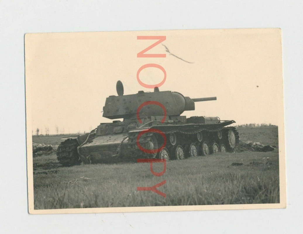 Foto WK II zerstörter russischer Panzer mit vielen Einschusslöcher #26