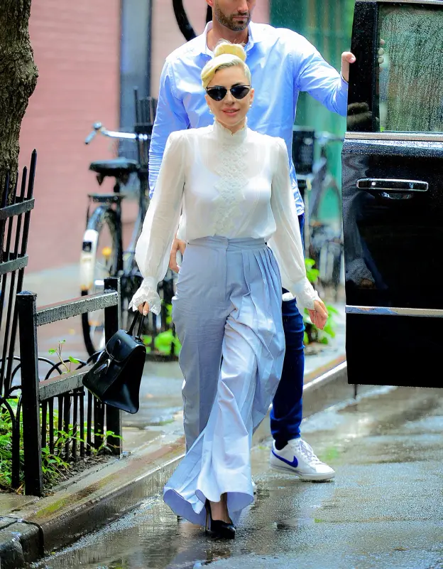 5-31-18-Arriving-at-her-apartment-in-NYC