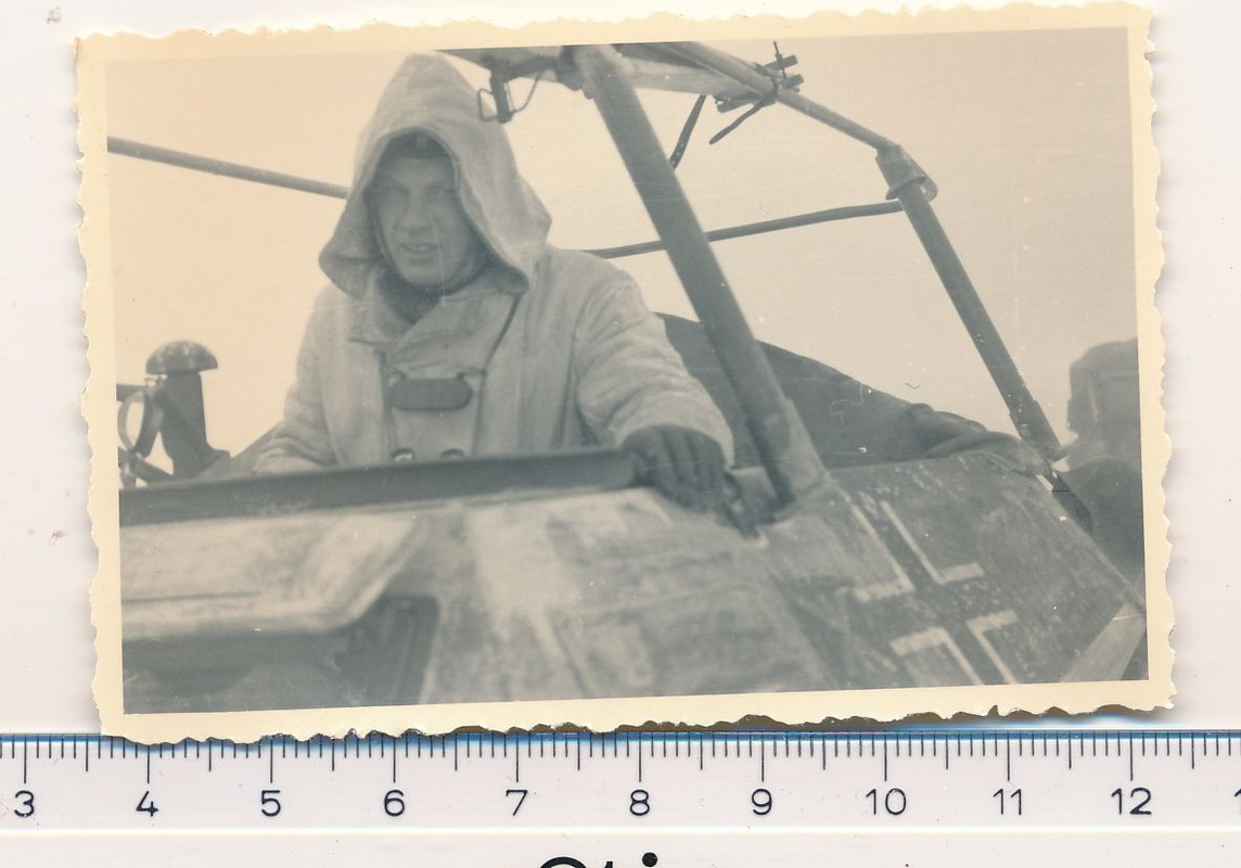 2.WK Panzersoldat mit Wintertarn auf Aufklärungs