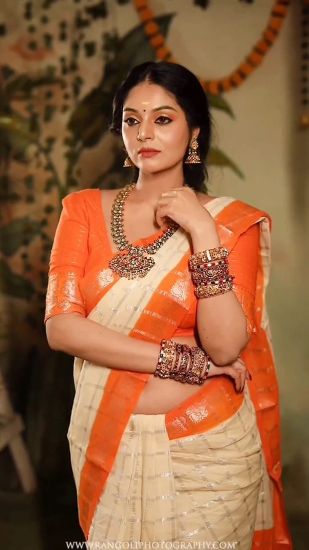 kannada actreesss sexy navel in tradtional orange saree.mp4_snapshot_00.16.149