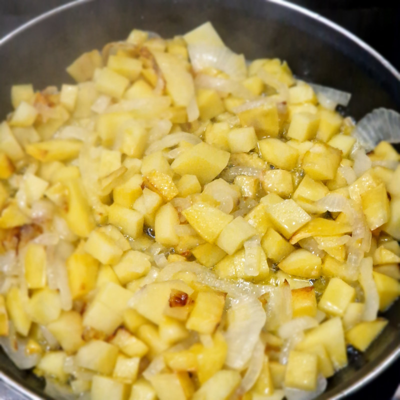 Papas rehogadas con huevo