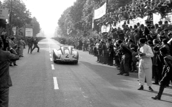 stirling-moss-and-denis-jenkinson-mercedes-benz-300-slr-in-1955-