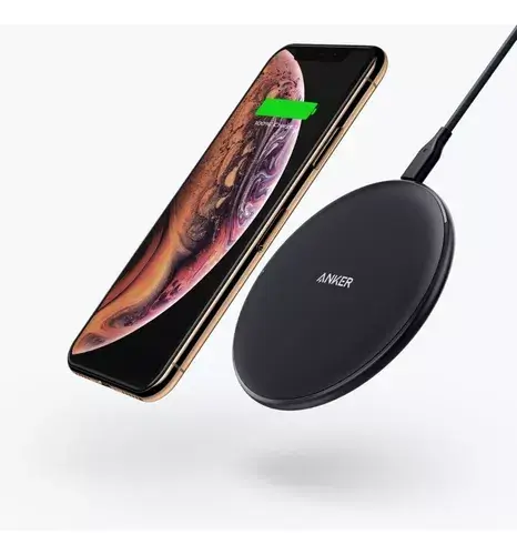 Cargador Anker cargando un teléfono a través de la funda.