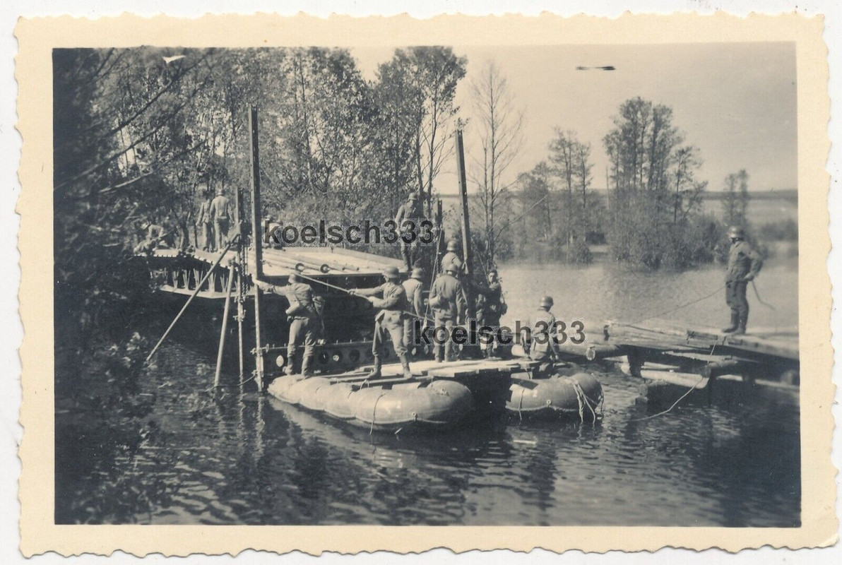 Foto Pioniere der Wehrmacht mit Floßsäcken an einer Kriegsbrücke im Osten 1941