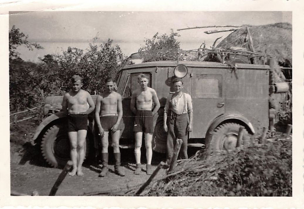 Nackte Soldaten vor Funkwagen Kfz.17 Kalmückenst