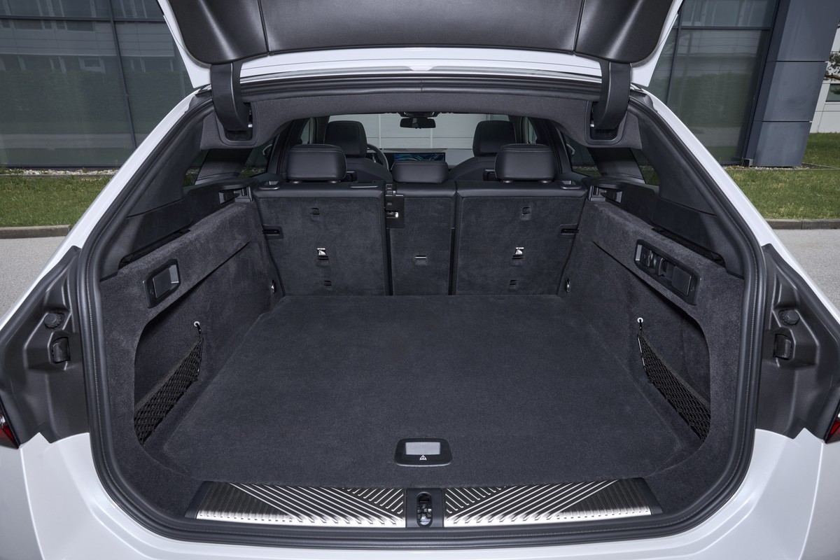 P90551897_highRes_the-new-bmw-530e-tou