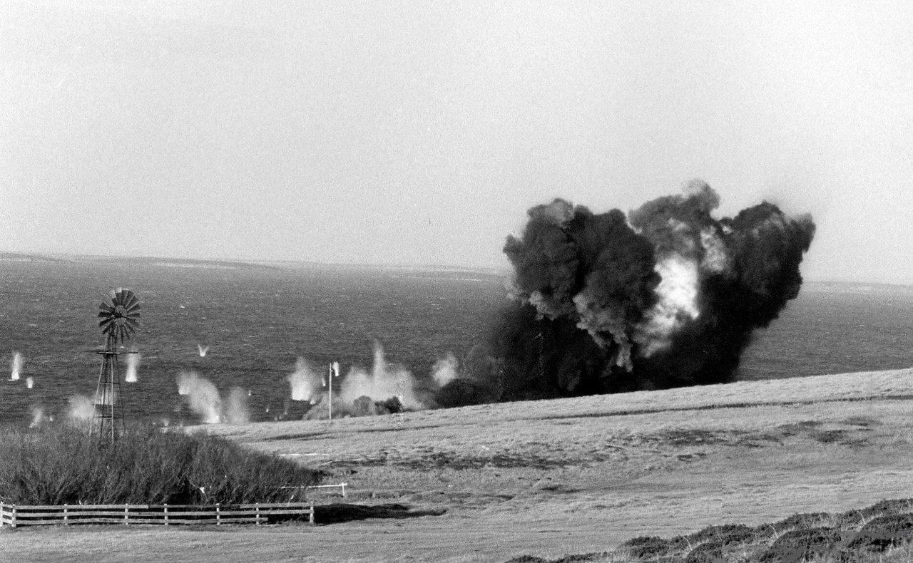 Post guerra explosión controlada de una bomba de 1000 libras en la playa de Darwin una semana más o 