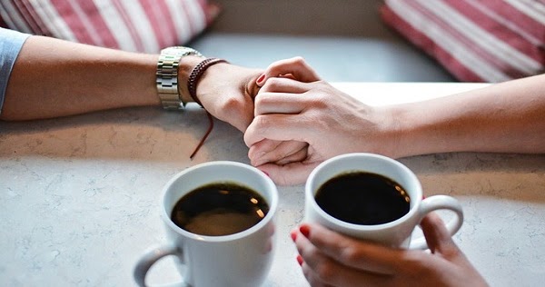 par se drži za ruke uz kafu