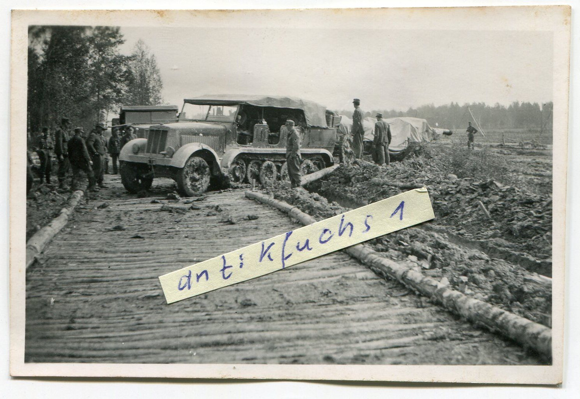 schwere WH-Halbkette im Schlamm am Knüppeldamm in Rußland im 2.W