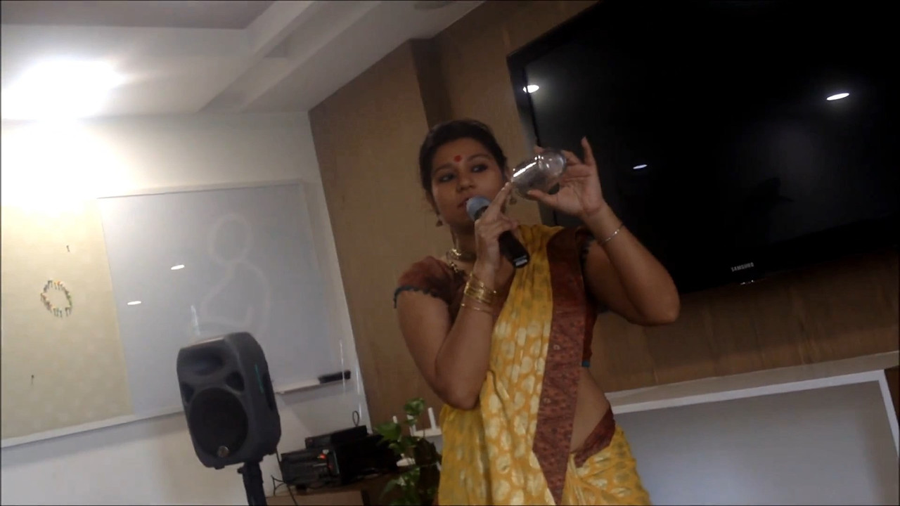 baisakhas sexy hip and navel.mp4_snapshot_00.15.093