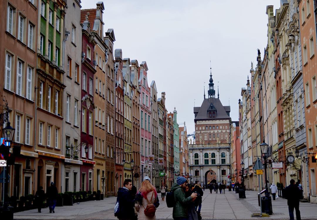 Wisatawan yang berlalu lalang di Long Market Gdansk