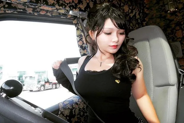rino-sasaki-wanita-yang-dijuluki-sopir-truk-tercantik-di-dunia-d.png