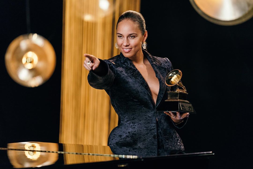 Alicia Keys saat memenangkan sebuah penghargaan.