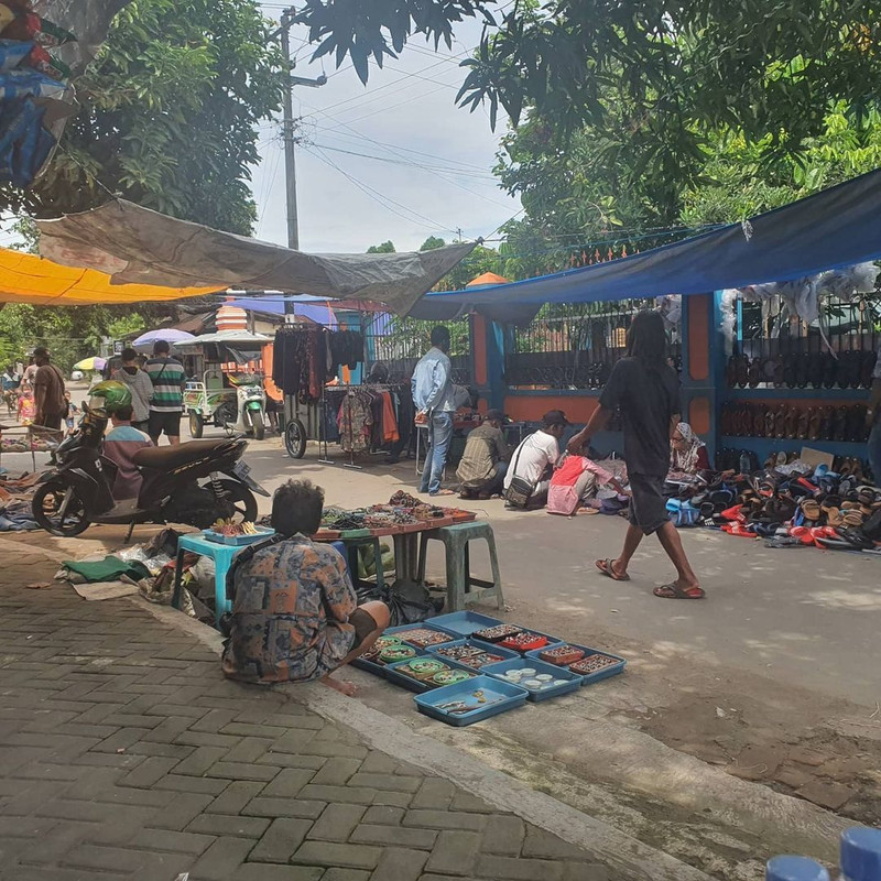 Pasar Gawok dengan pedagang yang menjajakan dagangan dengan lapak sederhana.