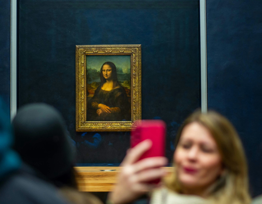 
							Louvre Museum
