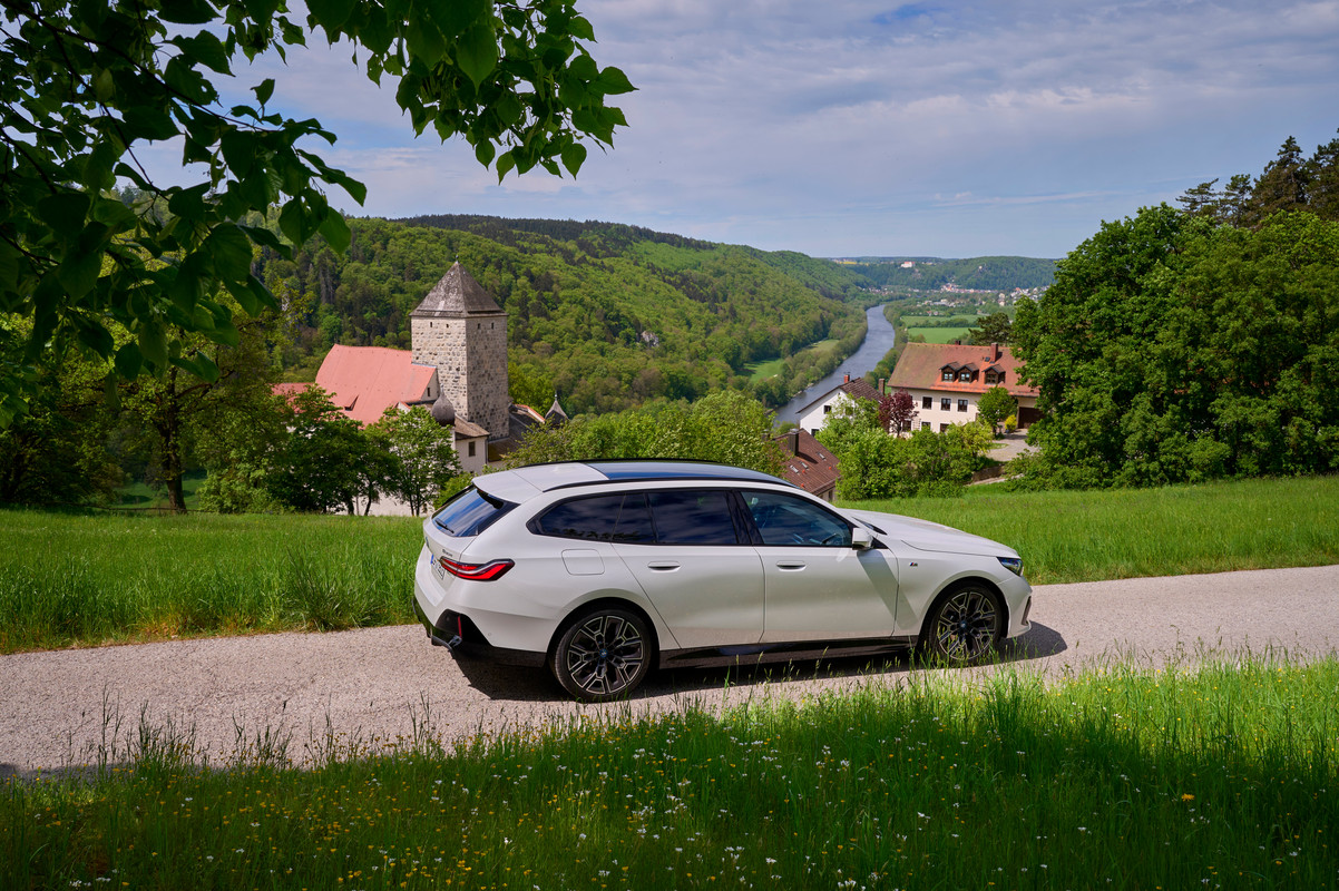 P90551911_highRes_the-new-bmw-530e-tou