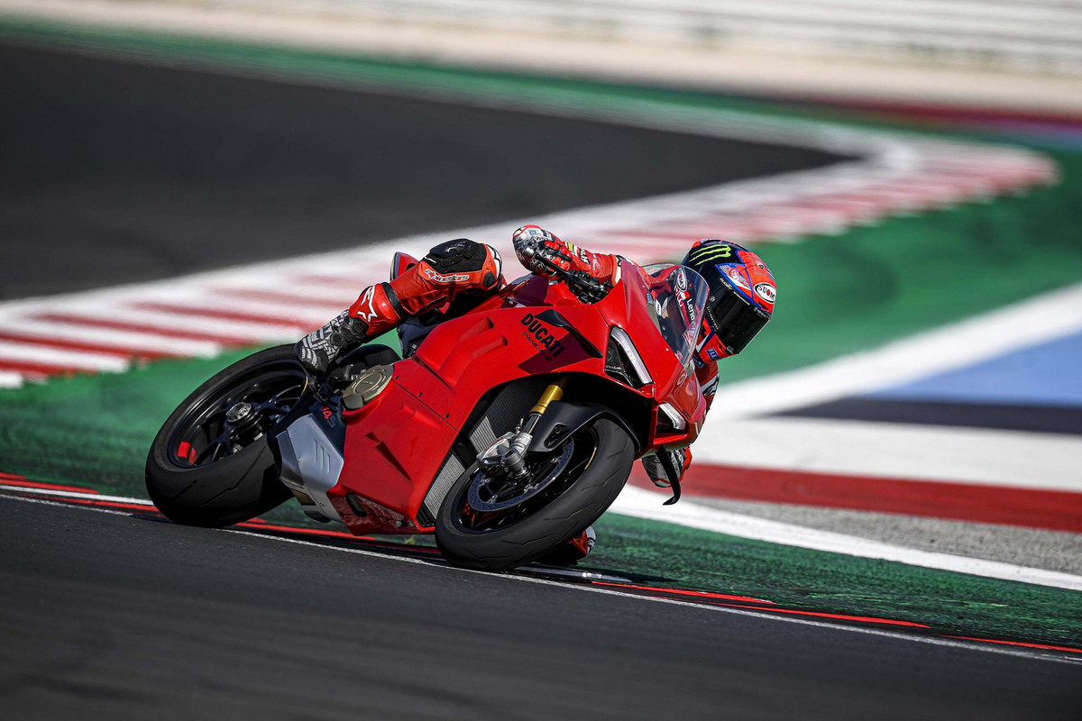 Фотографии Ducati Panigale V4 2022