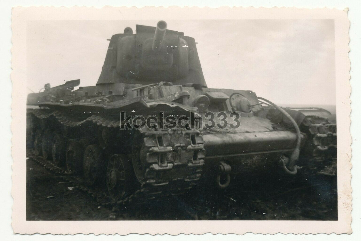 Foto Sturmgeschütz Abt. 203 russischer KW I Panzer durch Abteilu