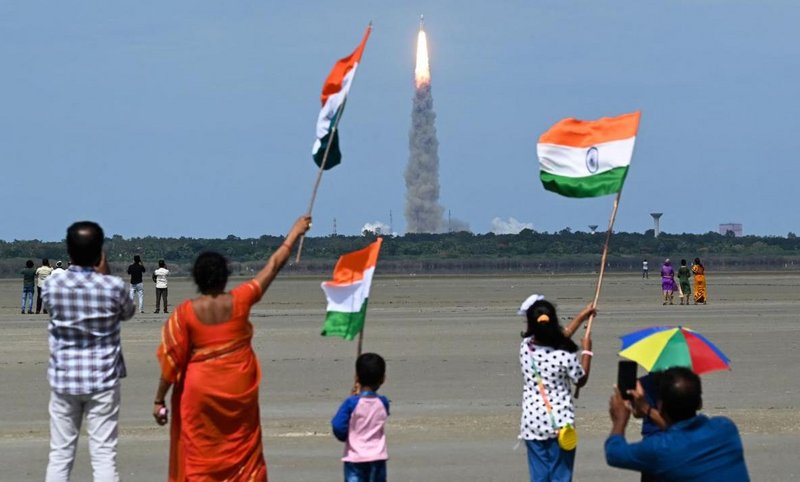 La India deja su huella en la Luna con su exitosa llegada al polo sur Luna-india