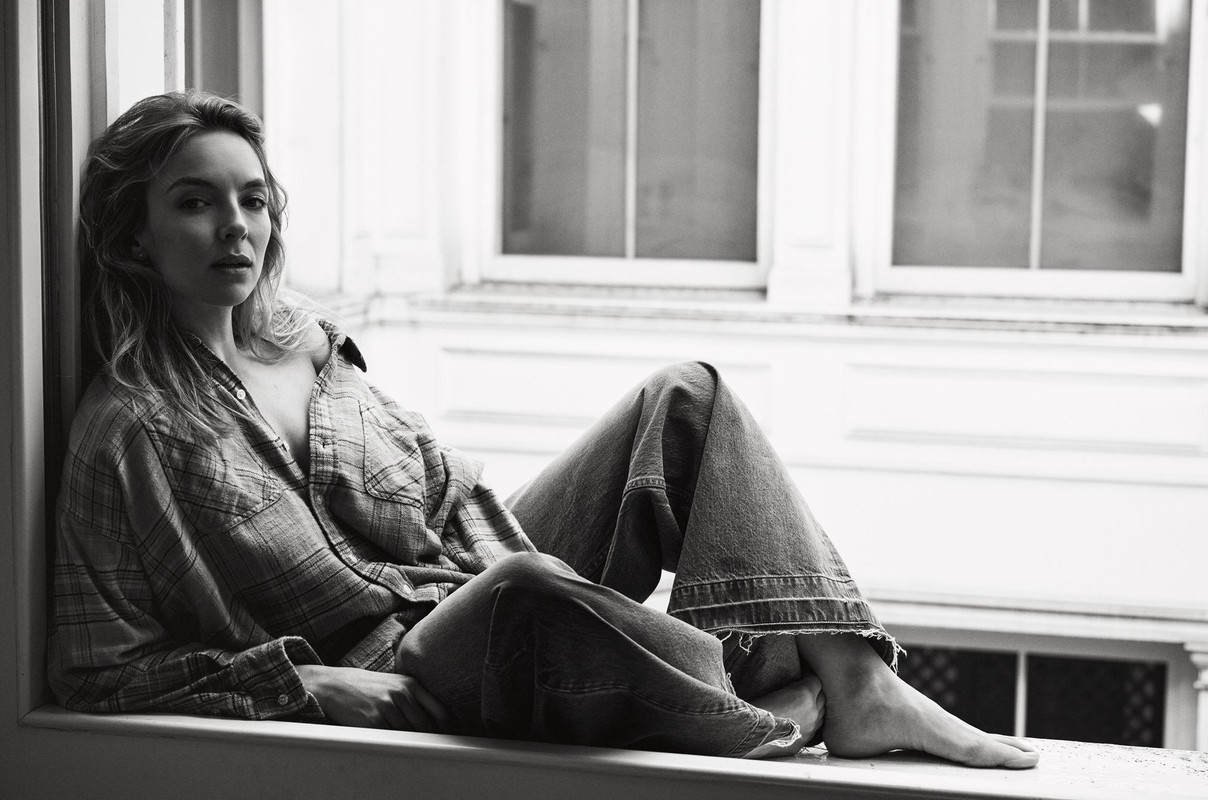 jodie-comer-cover-sitting-6666c5994b06b