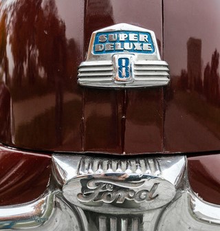 logo woody v8 deluxe