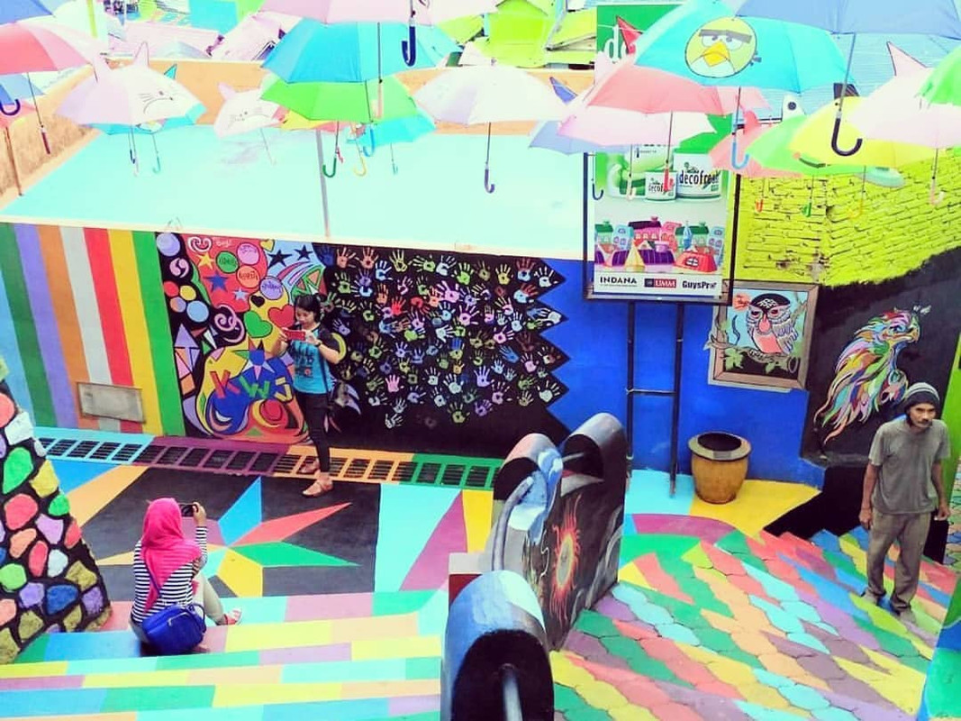Dinding dan lantai yang penuh dengan warna-warni cat