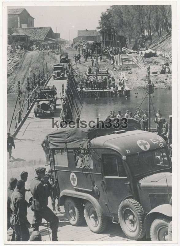 Foto Fahrzeuge der Wehrmacht auf Kriegsbrücke im Osten Sankra LKW !