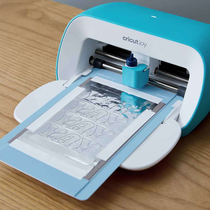 Una tarjeta personalizada con detalles brillantes hechos con el kit de transferencia de foil de Cricut Joy.