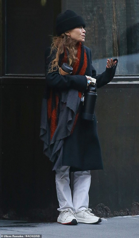 24630040-7993885-Ciggie_break_She_wore_the_warm_coat_over_pale_j