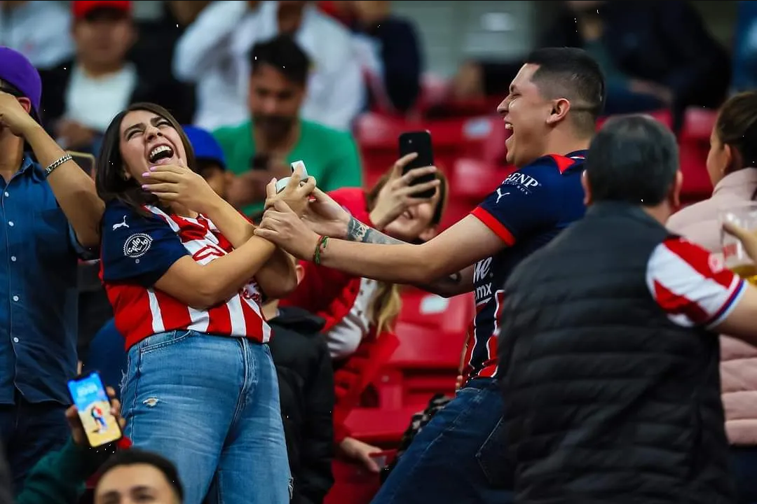 ¡Otro punto para las Chivas! Estos tapatíos se dieron el sí, en el estadio Akron