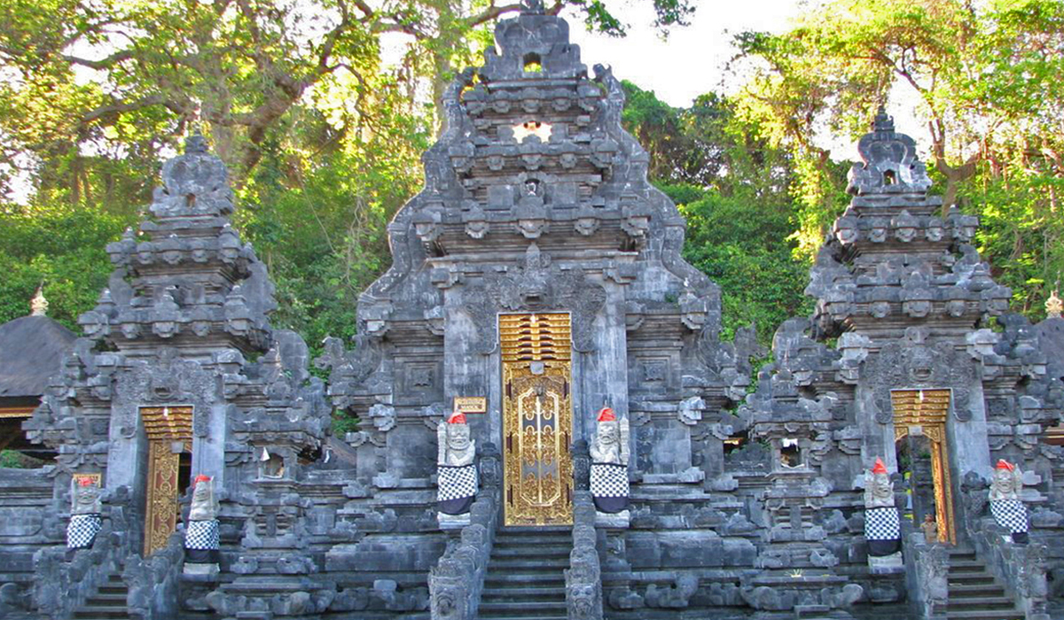 Menjelajah Pura Goa Lawah, Tempat Suci yang Menyatu dengan Alam!