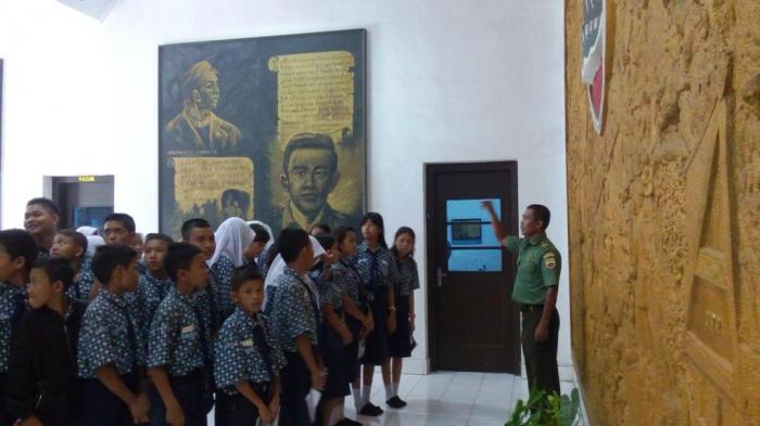 Pelda Sarwoto personel TNI yang bertugas di Museum Perjuangan TNI jalan K.H Zainul Arifin membimbing anak-anak sebelum melihat-lihat senjata, Kamis (3/3/2016) 
