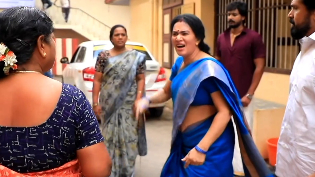 Tamil Sexy Actress wide open Deep Navel show in blue saree.mp4_snapshot_00.09.816