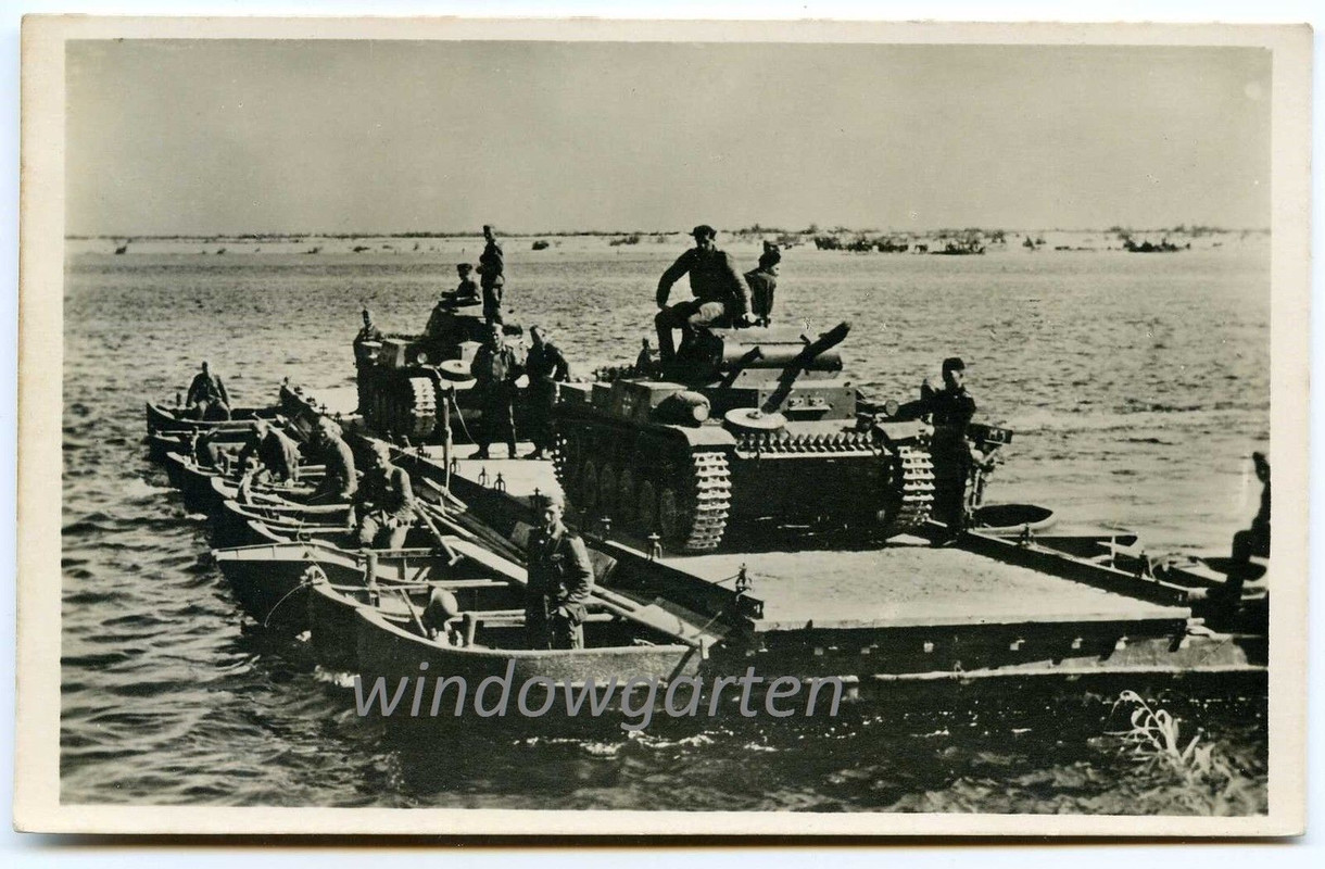 .AK PANZER WERDEN ÜBERGESETZT PONTON - BRÜCKE
