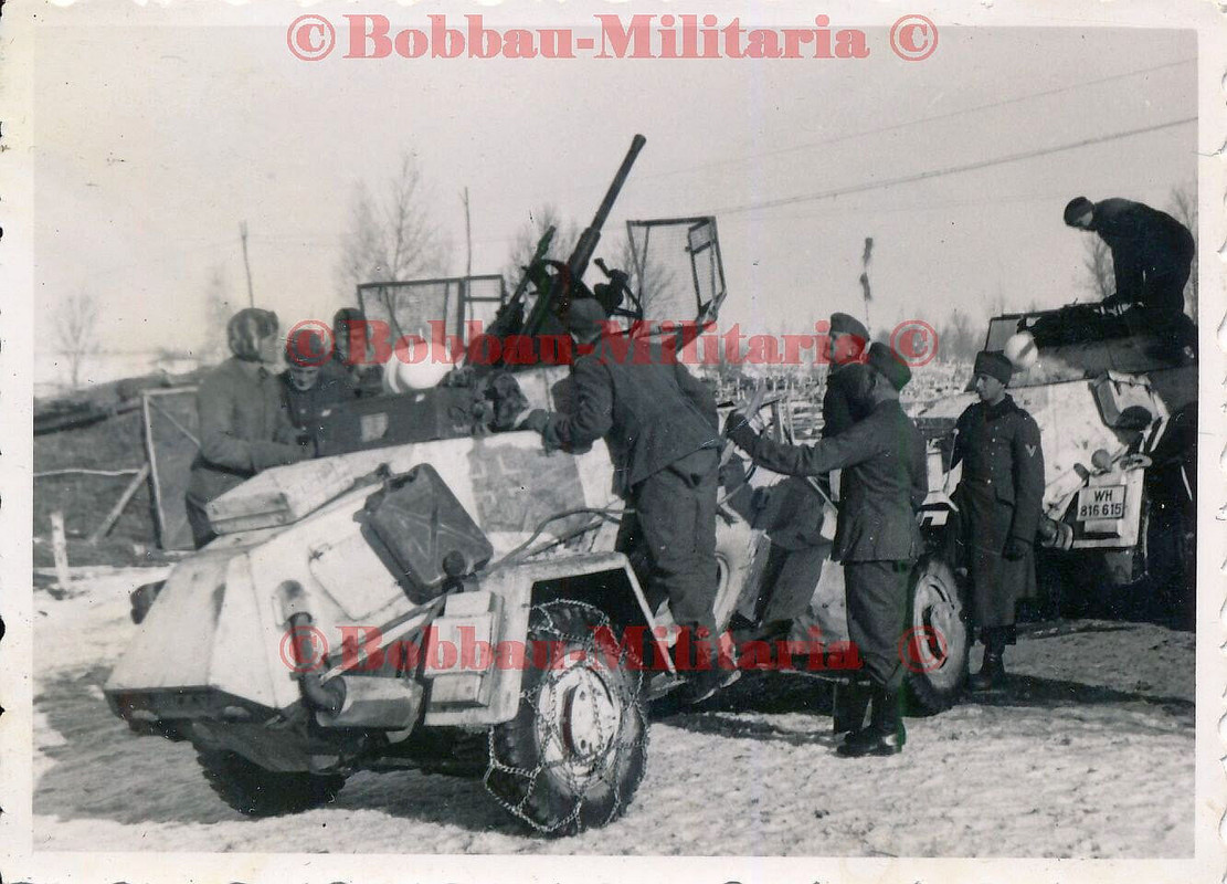 Foto Panzerspähwagen SdKfz 222 in Wintertarnung Schneeketten weiß gekalkt