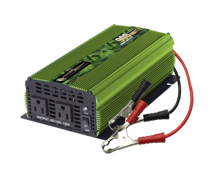 Inversor de corriente de onda pura de 24V a 110V con carcasa de aluminio y terminales de conexión.