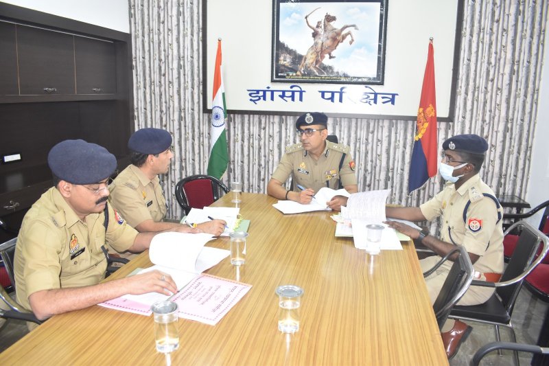 पुलिस उपमहानिरीक्षक झांसी परिक्षेत्र झांसी ने परिक्षेत्र के अधीनस्थो के साथ की अपराधों की समीक्षा, झाँसी परिक्षेत्र में पाए गए 676 संपत्ति संबंधी अपराधी