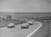 24 HEURES DU MANS YEAR BY YEAR PART ONE 1923-1969 - Page 49 60lm28-Triumph-TR-4-S-Keith-Ballisat-Marcel-Becquart-10